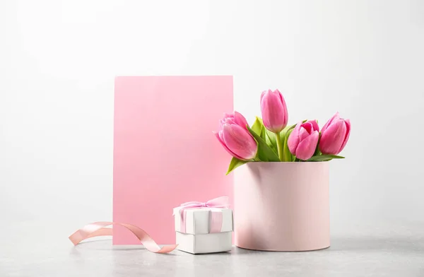 Schöne Tulpen Geschenk Und Blanko Karte Mit Platz Für Text — Stockfoto