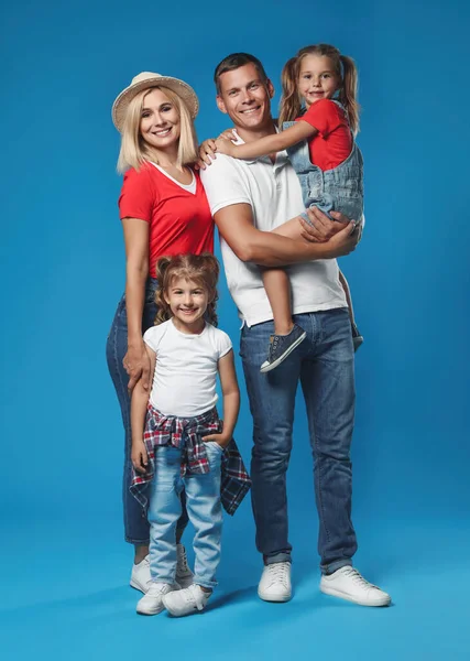 Família Feliz Com Crianças Fundo Azul — Fotografia de Stock