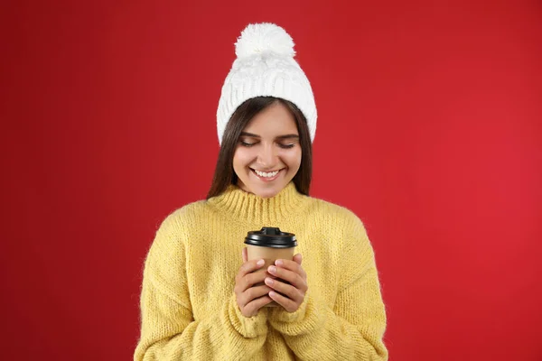 Mulher Bonita Feliz Com Xícara Papel Vinho Quente Fundo Vermelho — Fotografia de Stock