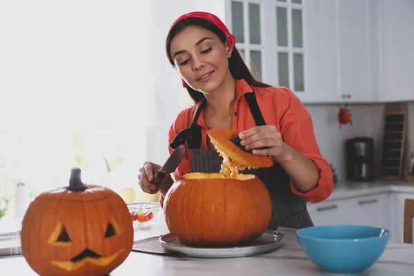 Mujer Haciendo Calabaza Jack Lantern Mesa Cocina Halloween Celebración —  Fotos de Stock