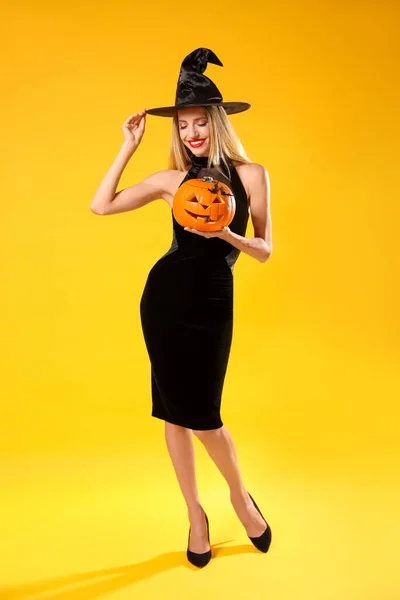 Krásná Žena Kostýmu Čarodějnice Jackem Lanternem Žlutém Pozadí Halloween Party — Stock fotografie