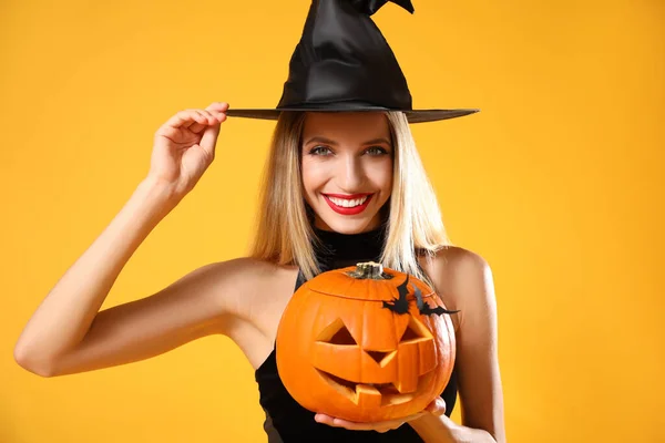 Krásná Žena Kostýmu Čarodějnice Jackem Lanternem Žlutém Pozadí Halloween Party — Stock fotografie