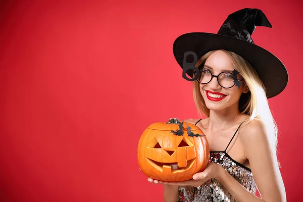 Gyönyörű Boszorkányjelmezben Piros Hátterű Jack Lámpással Hely Sms Nek Halloween — Stock Fotó