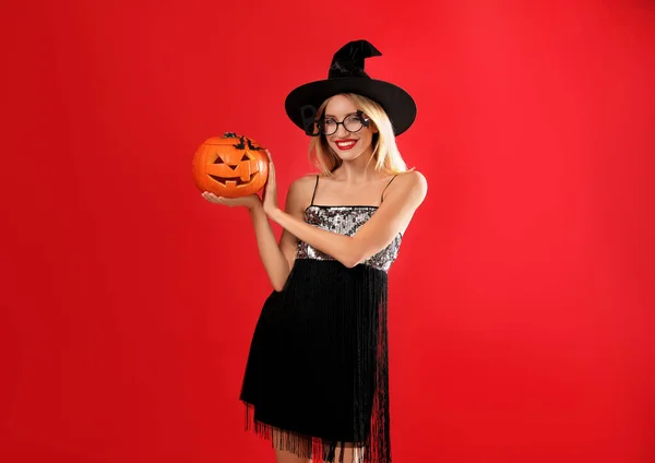 Krásná Žena Kostýmu Čarodějnice Jackem Lanternem Červeném Pozadí Halloween Party — Stock fotografie