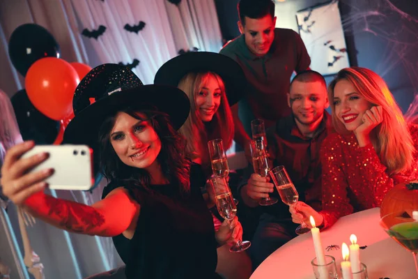 Groep Vrienden Nemen Selfie Halloween Feest Binnen — Stockfoto