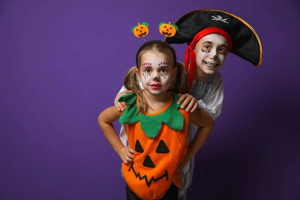 Leuke Kleine Kinderen Dragen Halloween Kostuums Paarse Achtergrond — Stockfoto