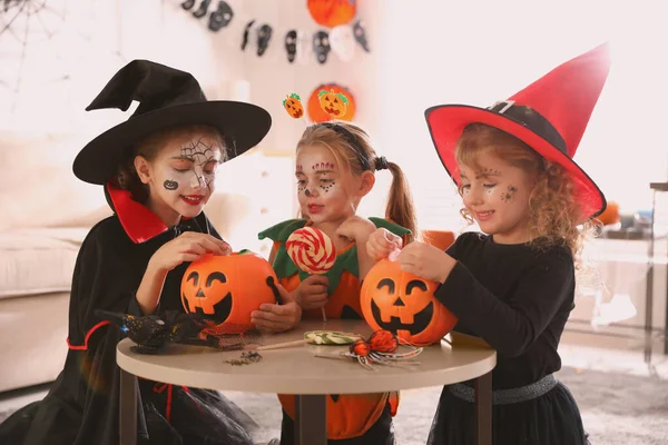 Roztomilé Malé Děti Dýně Kbelíky Cukrovinkami Sobě Halloween Kostýmy Doma — Stock fotografie