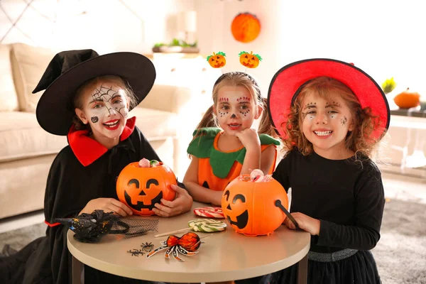 Miúdos Bonitos Com Baldes Doces Abóbora Vestindo Trajes Halloween Casa — Fotografia de Stock