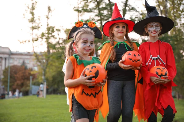 Roztomilé Malé Děti Dýně Kbelíky Cukrovinkami Sobě Halloween Kostýmy Parku — Stock fotografie