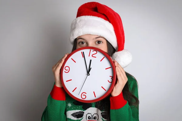 Menina Chapéu Papai Noel Com Relógio Fundo Branco Contagem Regressiva — Fotografia de Stock