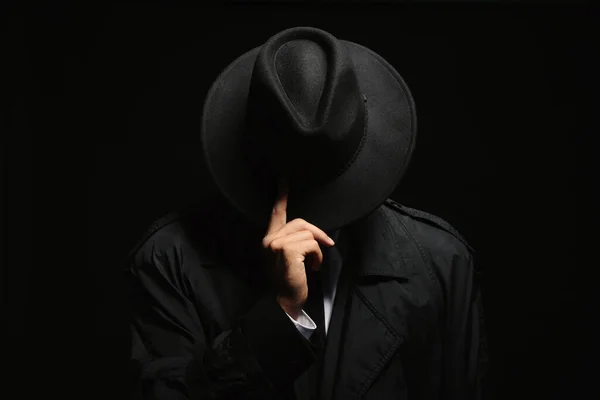 穿着深色背景帽子的老式侦探 — 图库照片