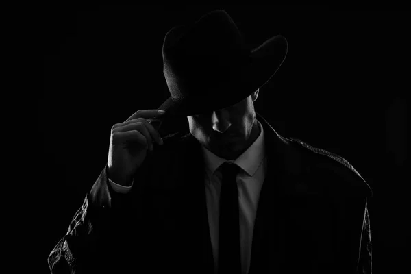 Altmodischer Detektiv Mit Hut Auf Dunklem Hintergrund Schwarz Weiß Effekt — Stockfoto