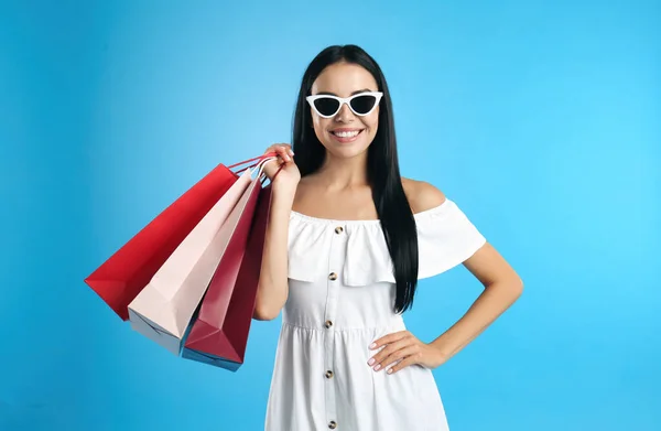 Bella Giovane Donna Con Borse Della Spesa Carta Sfondo Azzurro — Foto Stock