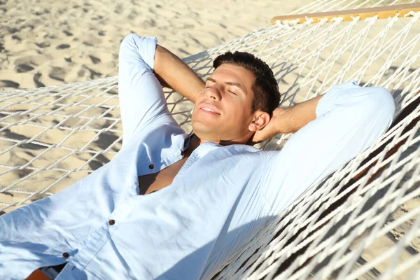 Hombre Guapo Relajándose Hamaca Playa — Foto de Stock