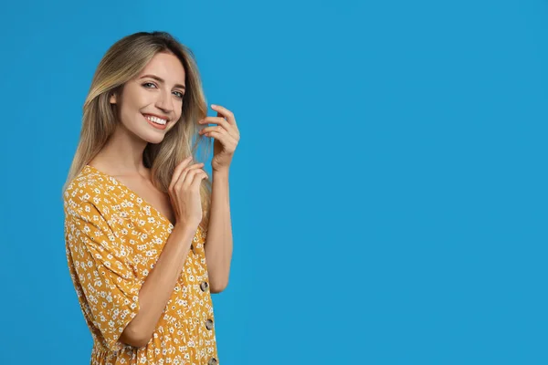 Mujer Joven Con Vestido Elegante Sobre Fondo Azul Espacio Para — Foto de Stock