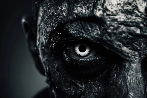 Widok Bliska Przerażające Zombie Ciemnym Tle Efekt Czarno Biały Potwór — Zdjęcie stockowe