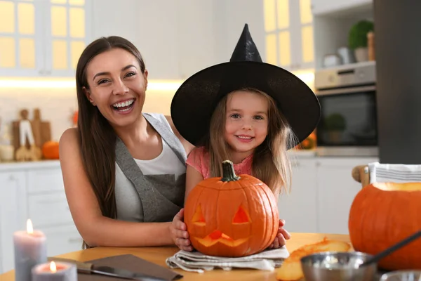 Madre Hija Con Gato Calabaza Lantern Mesa Cocina Halloween Celebración — Foto de Stock