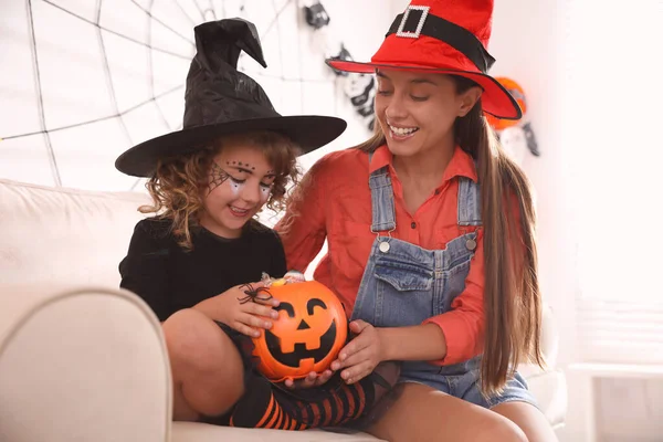 Madre Linda Niña Con Cubo Caramelo Calabaza Disfraces Halloween Casa — Foto de Stock