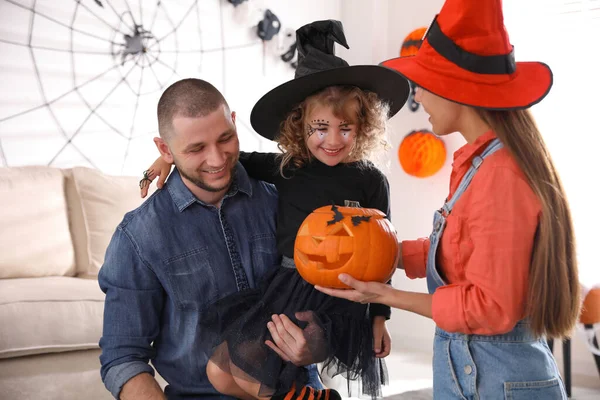 Padres Linda Niña Con Calabaza Teniendo Fiesta Halloween Casa — Foto de Stock