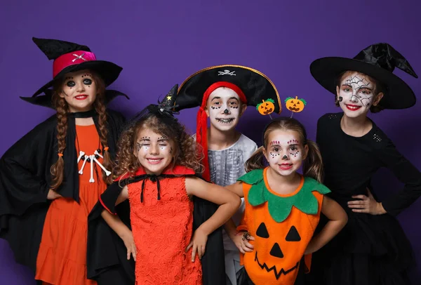 Roztomilé Malé Děti Halloween Kostýmy Fialovém Pozadí — Stock fotografie