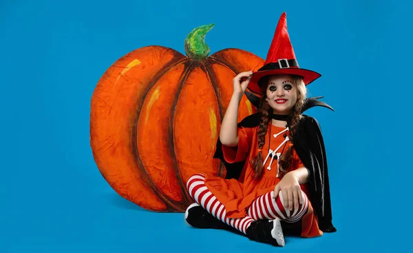 Menina Bonito Com Abóbora Decorativa Vestindo Traje Halloween Fundo Azul — Fotografia de Stock