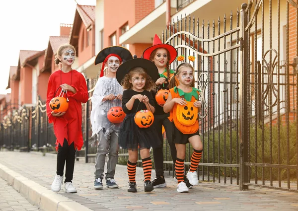 Roztomilé Malé Děti Kostýmech Halloween Jít Koledování Venku — Stock fotografie