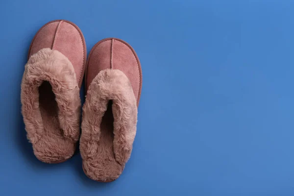 Coppia Eleganti Pantofole Morbide Sfondo Blu Posa Piatta Spazio Testo — Foto Stock