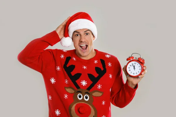 Hombre Sombrero Santa Con Despertador Sobre Fondo Gris Cuenta Atrás — Foto de Stock