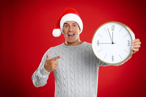 Homem Chapéu Pai Natal Com Relógio Fundo Vermelho Contagem Regressiva — Fotografia de Stock