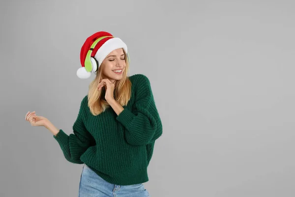 Ευτυχισμένη Γυναίκα Ακουστικά Γκρι Φόντο Χώρος Για Κείμενο Χριστουγεννιάτικη Μουσική — Φωτογραφία Αρχείου