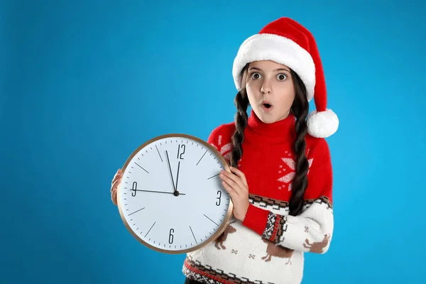 Chica Sombrero Santa Con Reloj Sobre Fondo Azul Claro Cuenta — Foto de Stock
