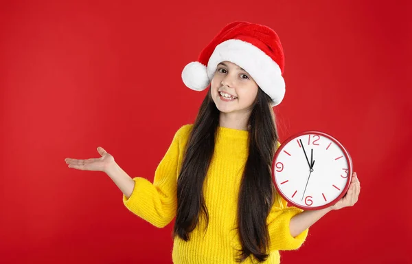 Fille Chapeau Père Noël Avec Horloge Sur Fond Rouge Compte — Photo