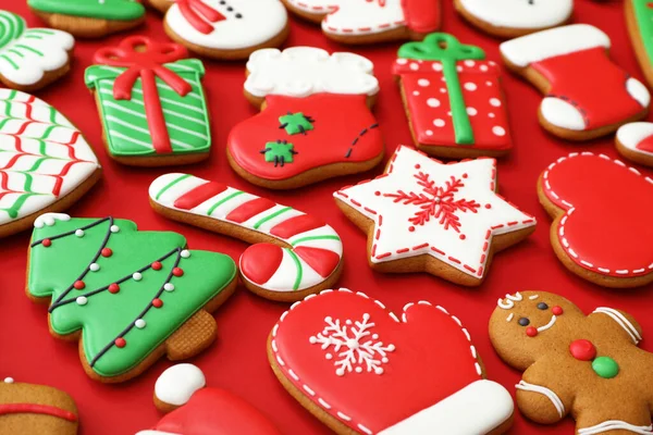 Různé Vánoční Perníkové Sušenky Červeném Pozadí Detailní Záběr — Stock fotografie