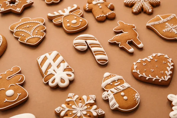 Diferentes Galletas Jengibre Navidad Sobre Fondo Marrón Primer Plano —  Fotos de Stock