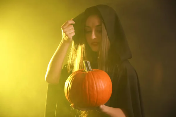 Jonge Vrouw Heksenkostuum Met Pompoen Rook Donkere Achtergrond Halloween Feest — Stockfoto