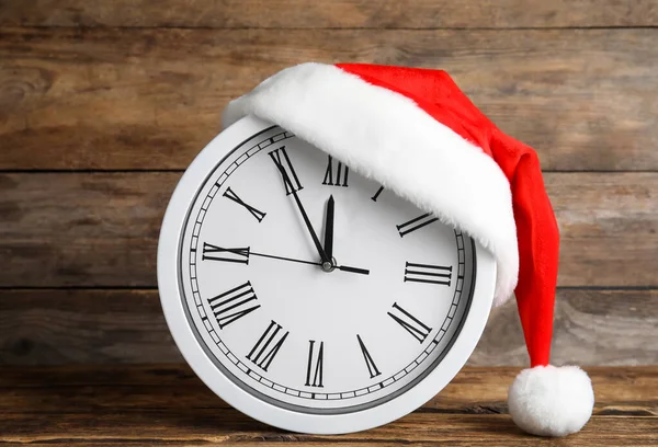 Horloge Avec Chapeau Père Noël Montrant Cinq Minutes Jusqu Minuit — Photo