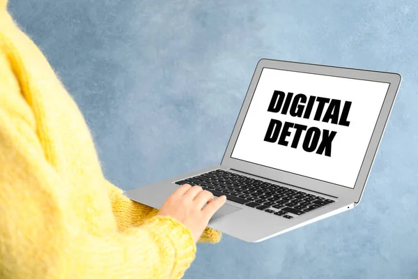 Frau Hält Laptop Mit Satz Digital Detox Auf Hellblauem Hintergrund — Stockfoto