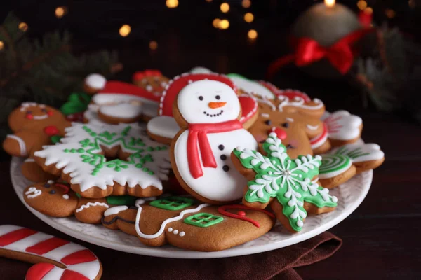 おいしいジンジャーブレッド木製のテーブルの上のクリスマスクッキー クローズアップ — ストック写真