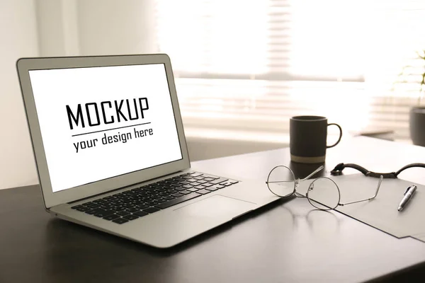 Nowoczesny Laptop Tekstem Mockup Your Design Tutaj Ekranie — Zdjęcie stockowe