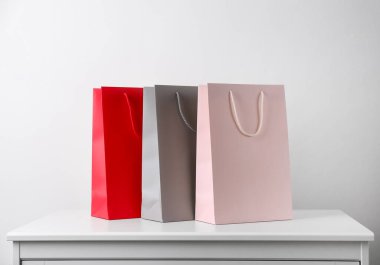 Kağıt alışveriş torbaları beyaz masada arka planda