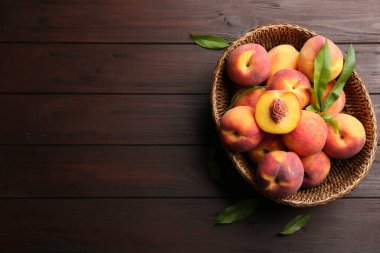 Tahta masada sepetin içinde taze şeftaliler, üst manzara. Metin için boşluk