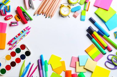 Beyaz arkaplandaki okul kırtasiyesinden yapılmış çerçeve, metin için yeri olan düz bir yer. Okula geri dön.