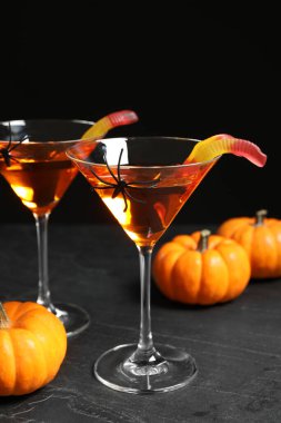 Gri masadaki içkilerle süslenmiş bardaklar. Cadılar Bayramı