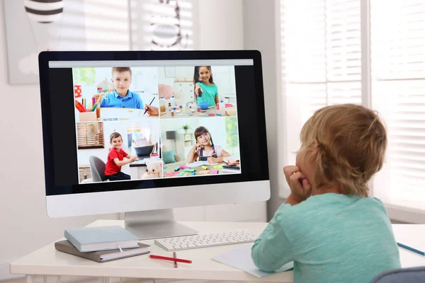 Liten Pojke Studerar Med Klasskamrater Videokonferens Hemma Distansundervisning Covid Pandemin — Stockfoto