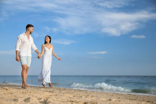 Feliz Jovem Casal Caminhando Juntos Praia — Fotografia de Stock