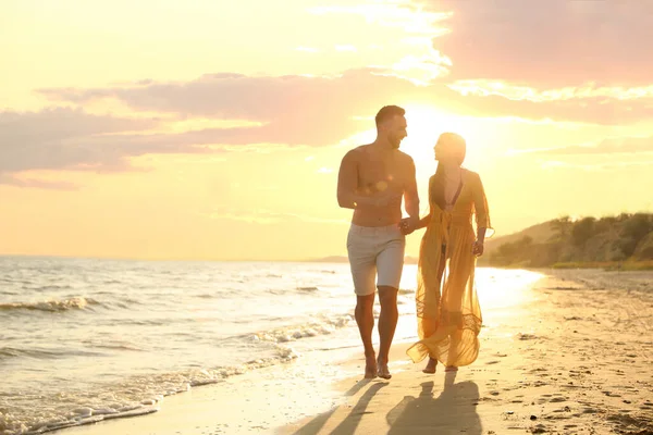 Feliz Joven Pareja Corriendo Juntos Playa Atardecer —  Fotos de Stock