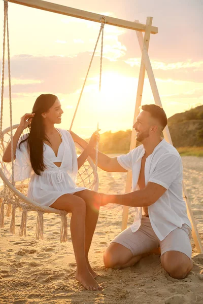 Jovem Casal Feliz Praia Pôr Sol — Fotografia de Stock