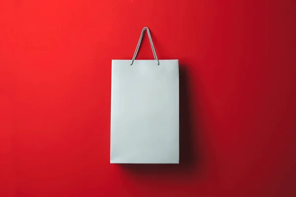 Papperspåse Hängande Röd Bakgrund — Stockfoto