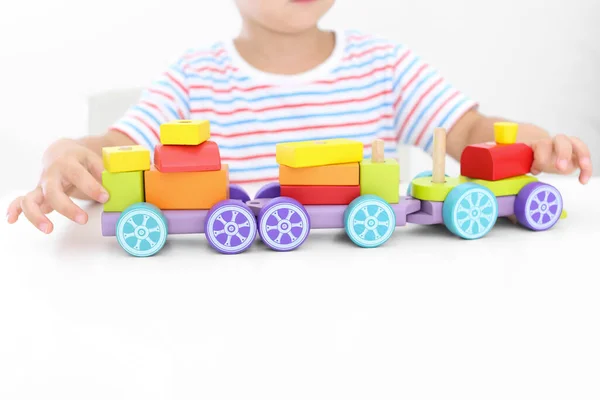 Mały Chłopiec Bawiący Się Zabawką Przy Białym Stole Zbliżenie — Zdjęcie stockowe