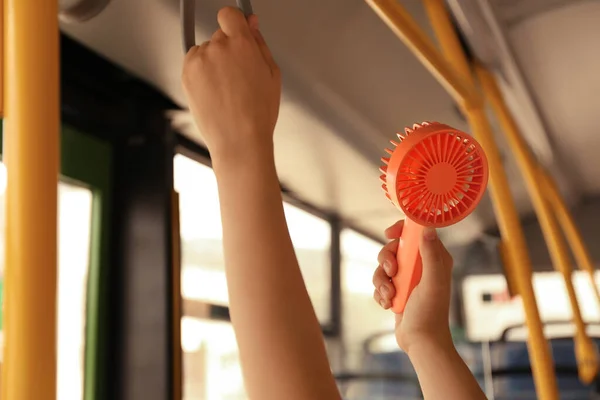 Vrouw Met Draagbare Ventilator Bus Close Zomer Warmte — Stockfoto